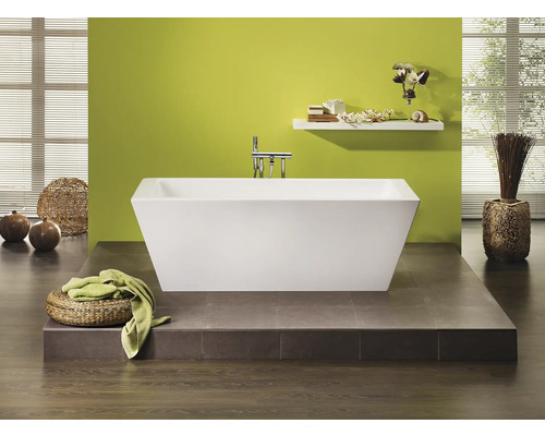 Modernes Badezimmer mit freistehender Badewanne, Ablagefläche und dekorativen Elementen.