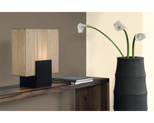 Dekorative Szene mit einer Tischlampe, einer Blumenvase und einer Ablage.
