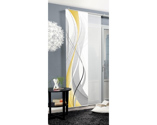 Dekorativer Schiebevorhang mit abstraktem Design im Wohnzimmer.