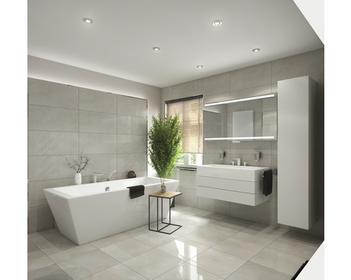 Helles Badezimmer mit freistehender Badewanne, Waschtisch und Spiegelschrank