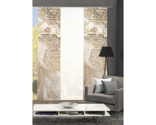 Wohnzimmer mit Schiebegardinen mit Ziegelwand-Motiv