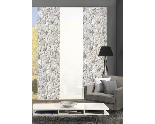 Wohnzimmer mit Schiebegardinen mit Steinmuster