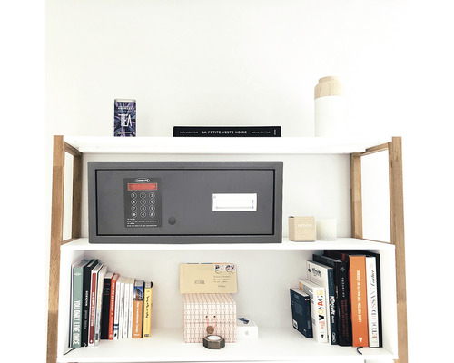 Regal mit Tresor, Büchern und dekorativen Gegenständen