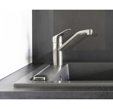 Küchenarmatur aus Metall mit Spülbecken und Seifenspender