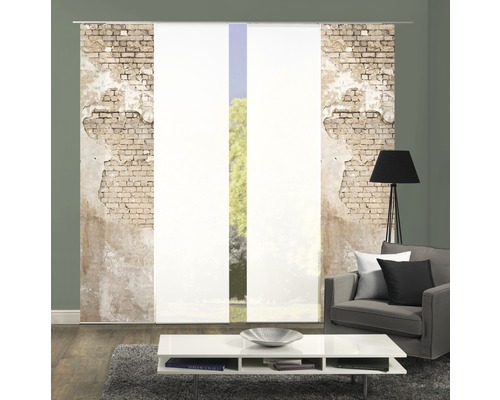Schiebegardine mit Mauerwerk-Motiv in einem Wohnzimmer