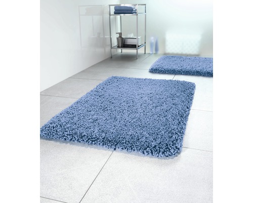 Zwei blaue Badteppiche im Badezimmer.