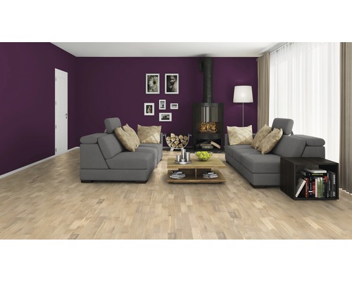 Helles Wohnzimmer mit grauem Sofa, Kaminofen und Holzboden