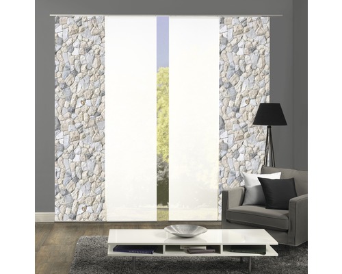 Wohnzimmer mit Schiebegardinen mit Steinmuster und Sofa