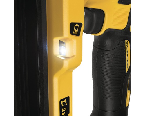 Detailansicht eines gelben Akku Nagelgeräts mit LED Leuchte und Akkuanzeige