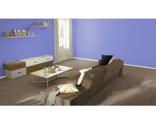 Wohnzimmer mit Sofa, Tisch und Regalen