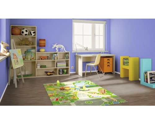 Kinderzimmer mit Regal, Schreibtisch und Spielteppich