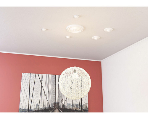 Decke mit Zierleisten und Deckenrosetten sowie einer Hängelampe