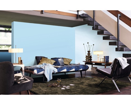 Wohnzimmer mit hellblauer Wandfarbe, Tagesbett und Treppe