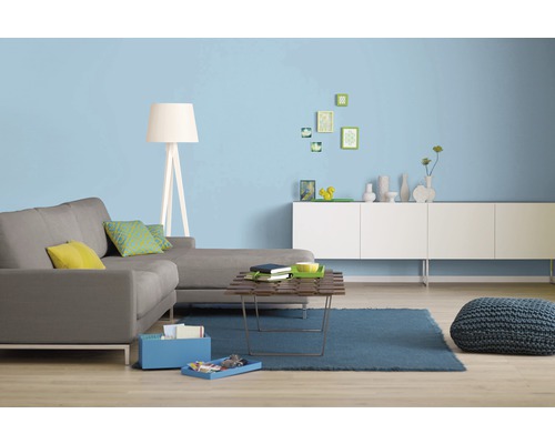 Wohnzimmer mit grauer Couch, blauem Teppich, weißen Möbeln und hellblauer Wandfarbe für eine helle Atmosphäre