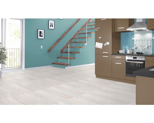 Heller Wohnraum mit Laminatboden, Holztreppe und Küchenzeile