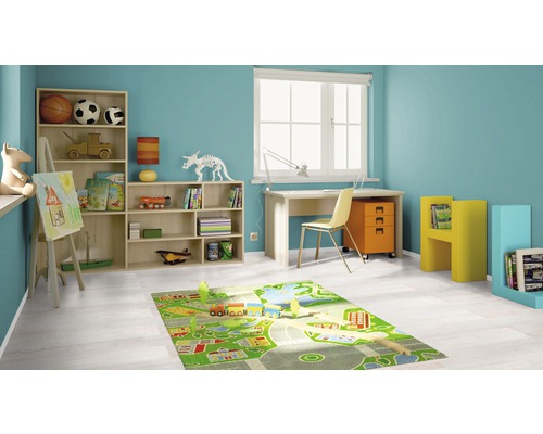 Helles Kinderzimmer mit Holzregal, Schreibtisch und Spielteppich