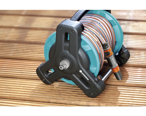 Gardena Schlauchwagen mit Gartenschlauch auf Holzterrasse