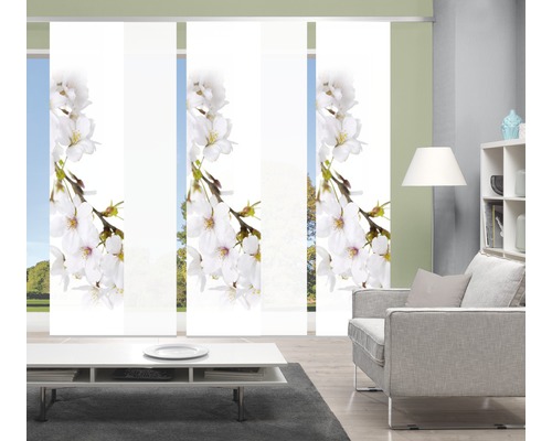 Schiebegardine mit Blumenmuster in einem hellen Wohnzimmer