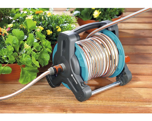 Gardena Schlauchwagen mit Schlauch auf Holzterrasse