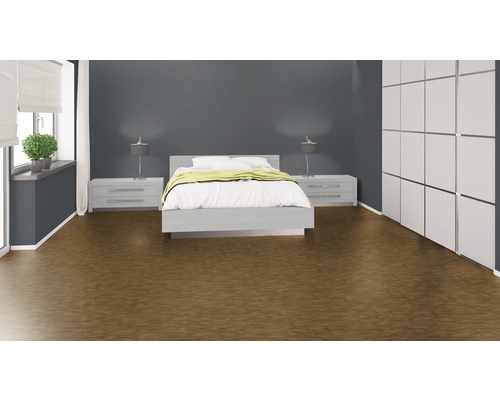 Schlafzimmer mit Bett, Nachttischen, Lampen, Schrank und braunem Bodenbelag