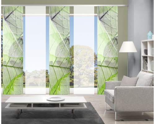 Wohnzimmer mit Schiebegardinen mit Blattmuster