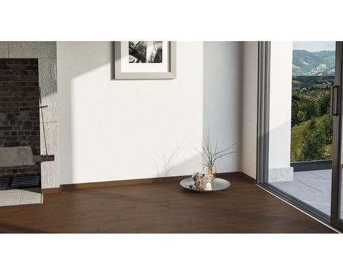 Wohnraum mit Holzboden in Fischgrätmuster, Bild und Fenster