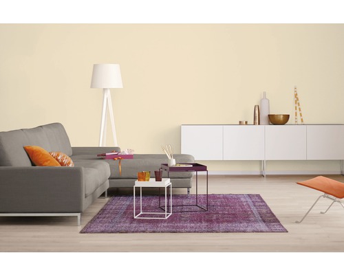 Wohnzimmer mit grauer Couch, Teppich, Tisch und weißem Sideboard