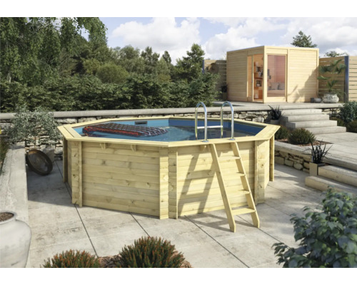 Holzpool mit Leiter und Solarplane im Garten