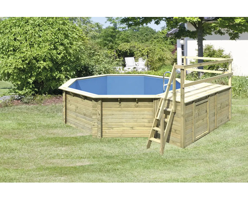 Achteckiger Holzpool mit Leiter und Plattform im Garten