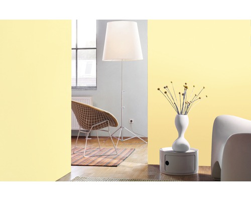 Wohnzimmer-Szene mit Stehlampe, Stuhl, Vase und Beistelltisch