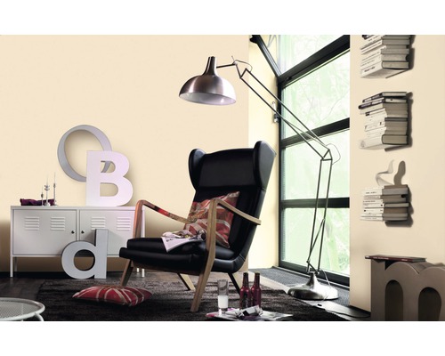 Wohnzimmer mit Sessel, Stehlampe, Schrank und Dekoration