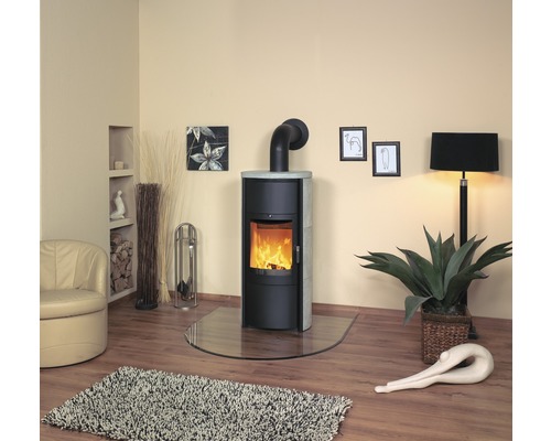 Wohnzimmer mit Kaminofen, Sessel, Teppich und Dekoration