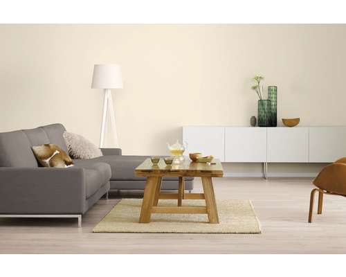 Wohnzimmer mit Sofa, Holztisch, Lampe und Kommode in hellem und freundlichem Ambiente