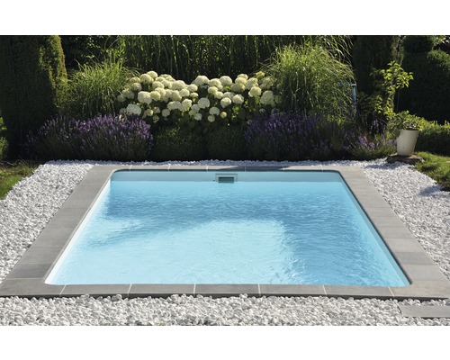 Eingebauter Pool im Garten mit Wasser und Steinumrandung