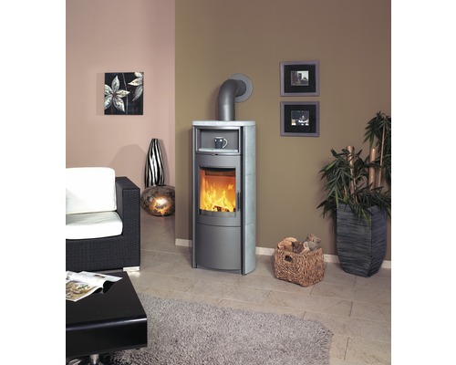 Wohnzimmer mit Kaminofen, Sessel und Dekoration für eine gemütliche Atmosphäre