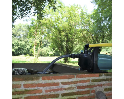 Gartenbrunnen mit montierter Gartenpumpe zur Wasserförderung