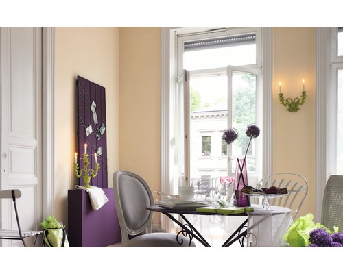 Helles Esszimmer mit Tisch, Stühlen, Dekoration und Fenster.