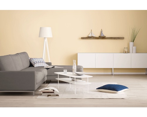 Modernes Wohnzimmer mit grauem Sofa, weißem Couchtisch und Sideboard
