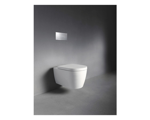 Wandhängendes WC mit Betätigungsplatte an einer Badezimmerwand