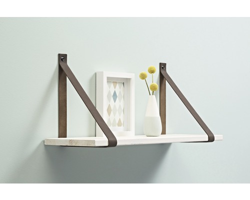 Wandregal mit Lederbändern, Dekoration und Bilderrahmen an der Wand