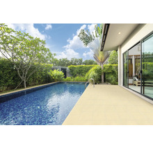 Swimmingpool mit Steinplatten und Treppe