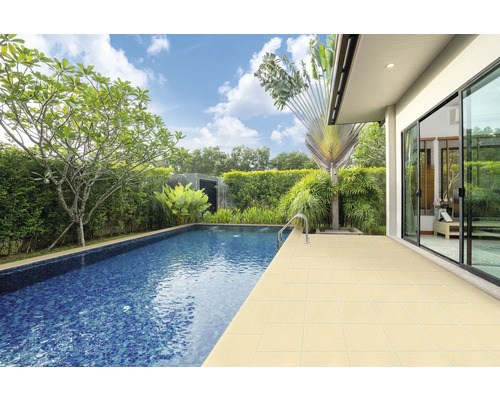 Swimmingpool mit Steinplatten und Treppe