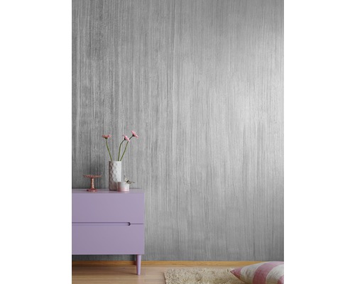 Helle, moderne Inneneinrichtung mit einer grauen Tapete mit Textur und einer lila Kommode