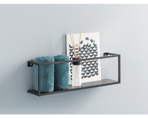 Wandregal mit Handtüchern und Duftstäbchen