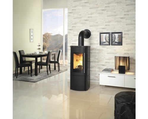 Wohnzimmer mit Kaminofen, Esstischgruppe und weißer Kommode