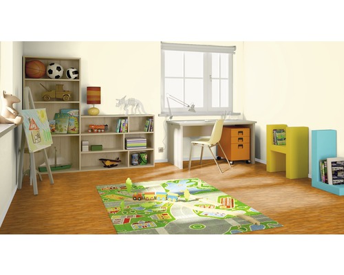Kinderzimmer mit Regalen, Schreibtisch, Stuhl und Spielteppich