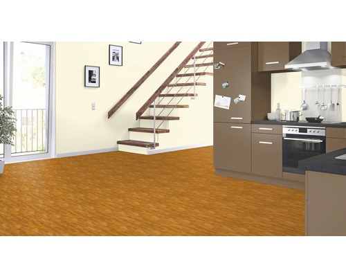 Wohnraum mit Holzboden, Treppe, Küche und Fenster