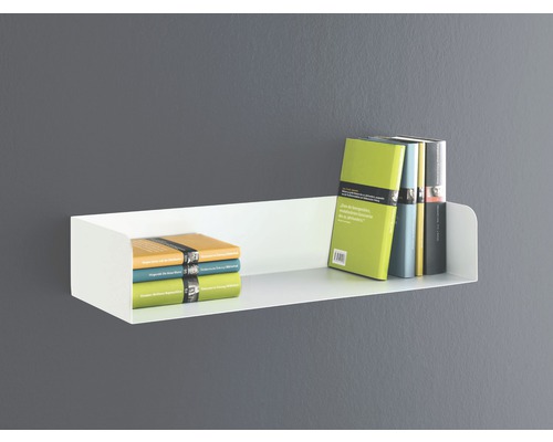 An der Wand montiertes, weißes Wandregal mit Büchern.
