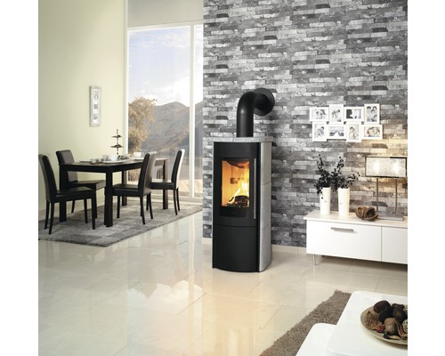 Wohnzimmer mit Kaminofen, Esstisch und Dekoration