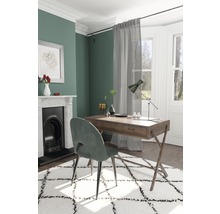 Einrichtungsbeispiel: Arbeitszimmer mit Schreibtisch, Stuhl, Lampe, Teppich und Dekoration in einem Raum mit Kamin.